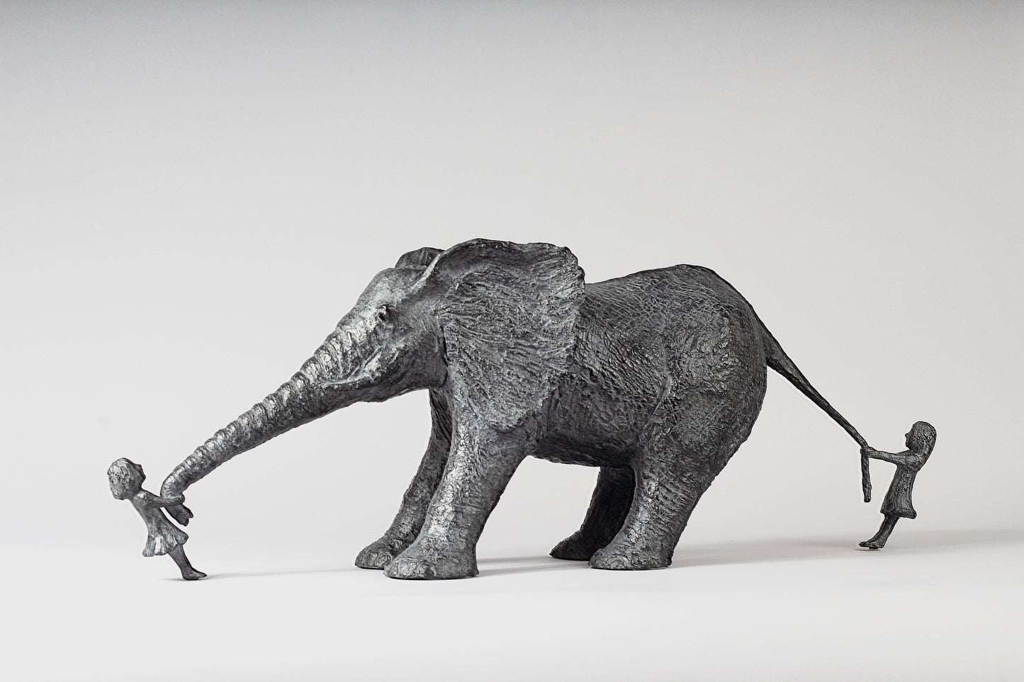 Éléphant et deux filles