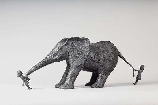Éléphant et deux filles